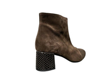 Lade das Bild in den Galerie-Viewer, TJQ Marrone Camoscio
