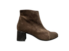 Lade das Bild in den Galerie-Viewer, TJQ Marrone Camoscio
